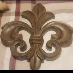 Fleur-de-lis wall decor